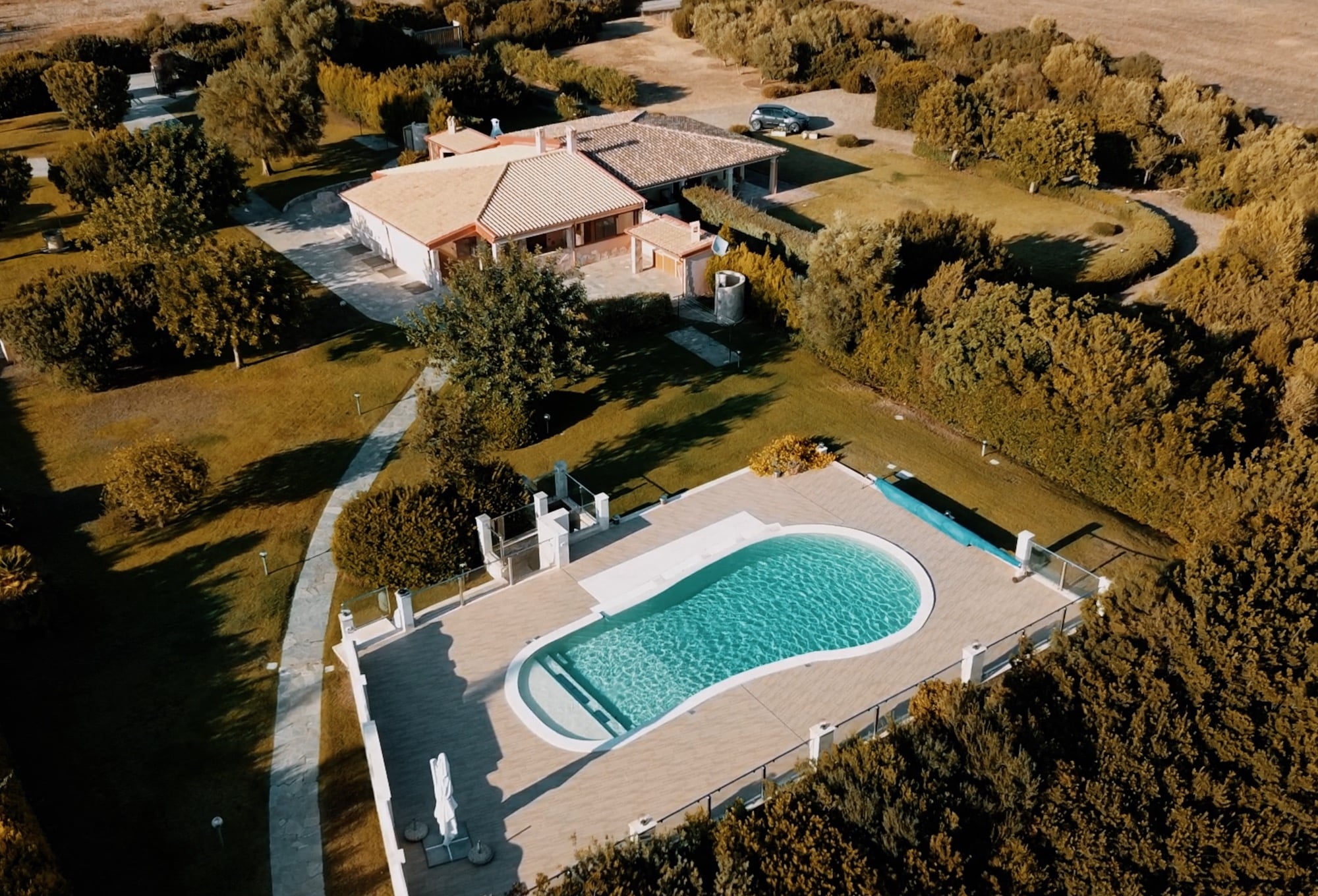 Piscina PiGreco e solarium immersi nel verde in Sardegna