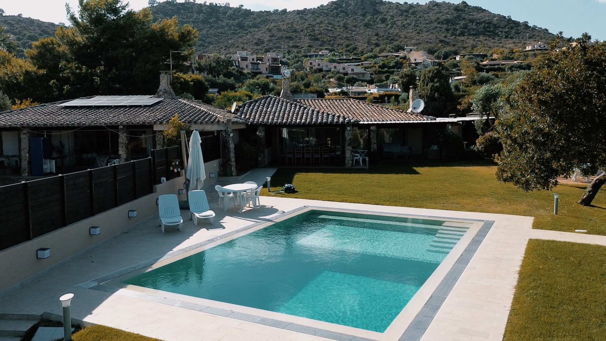 Piscina e giardino a Is Molas