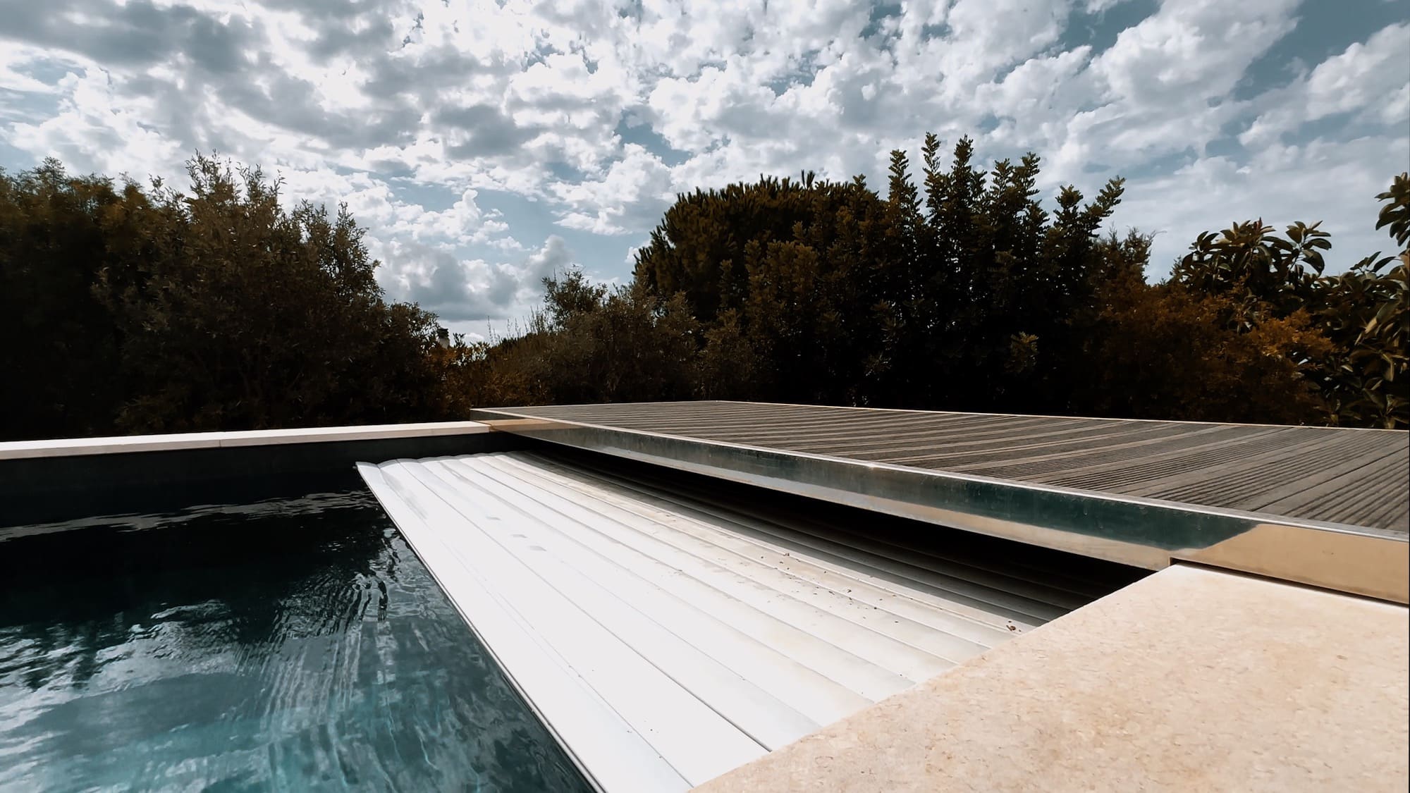 Copertura integrata e bordo di una piscina PiGreco
