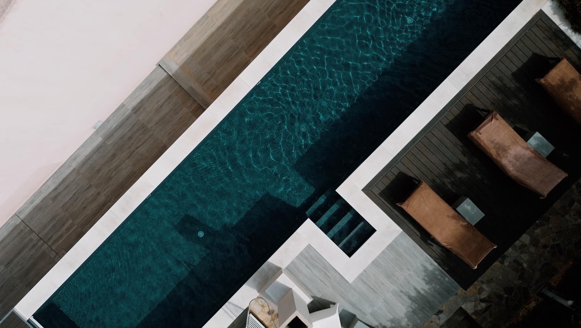 Vista dall’alto di una piscina PiGreco con solarium e lettini
